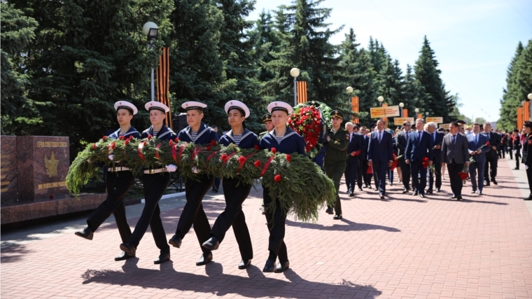 В День памяти и скорби Глава Чувашии Михаил Игнатьев возложил венок к Вечному огню